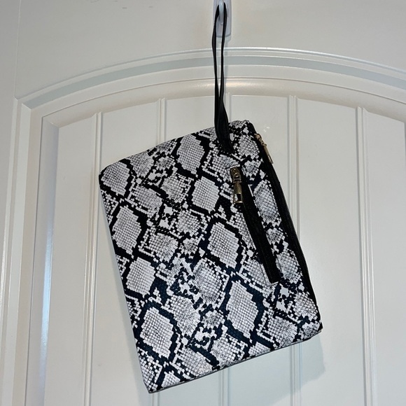 FAUX leather black white snakeskin print wristlet - Picture 3 of 7
